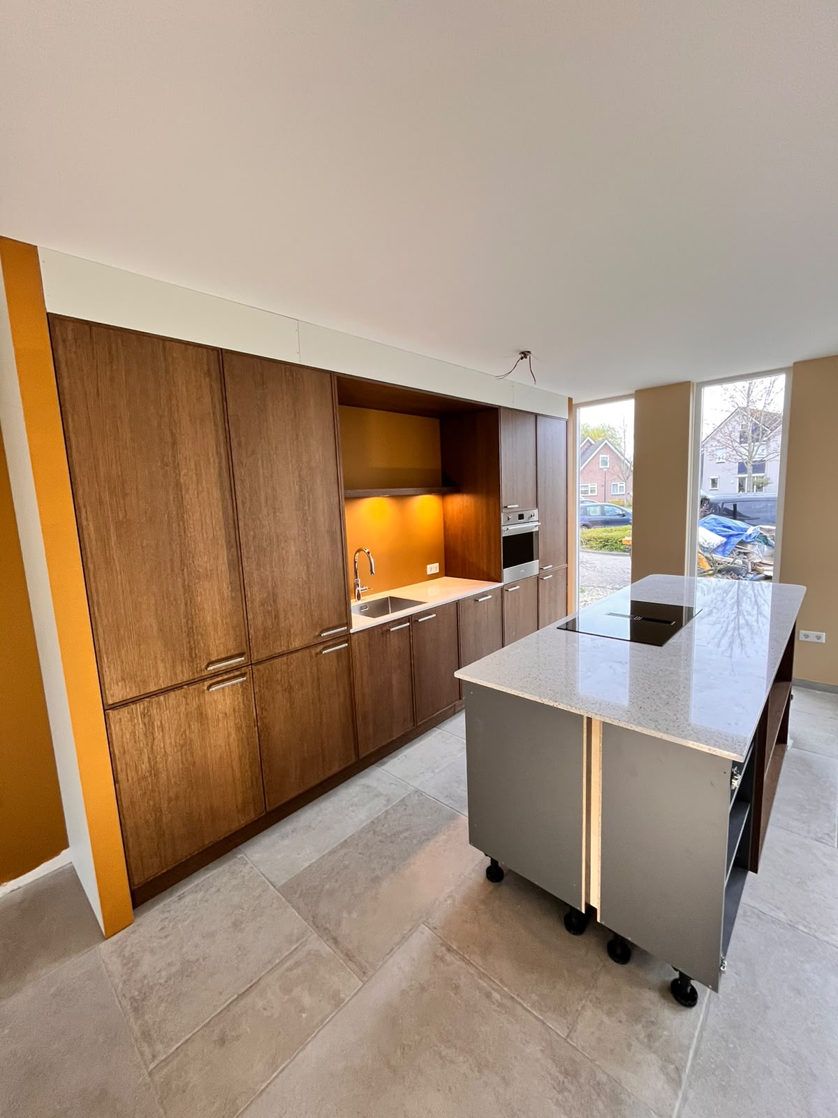 Houten keuken met verrijdbaar kookeiland