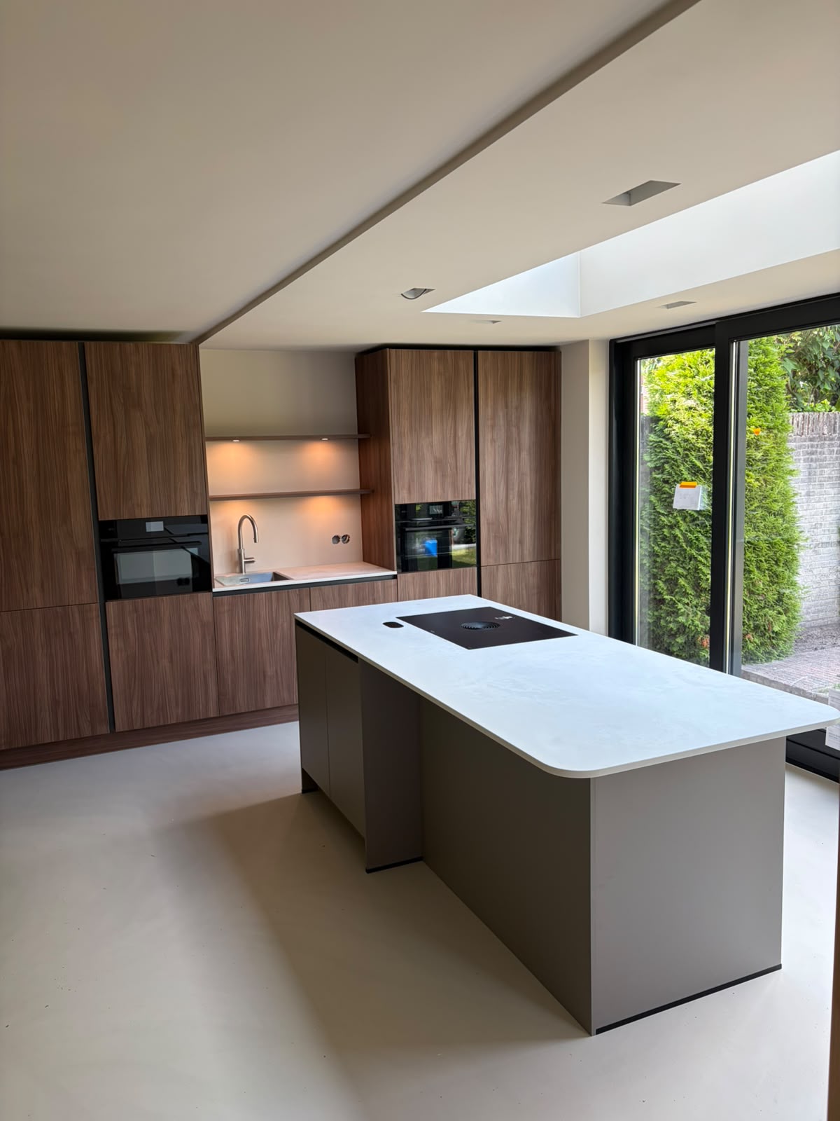 Notenhouten keuken met eiland en grote pui